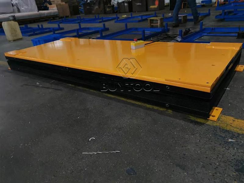 Platform with Manual Lips and Protective Blind