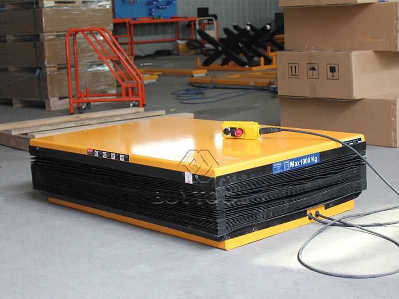 Lift Table with Bellows Covers