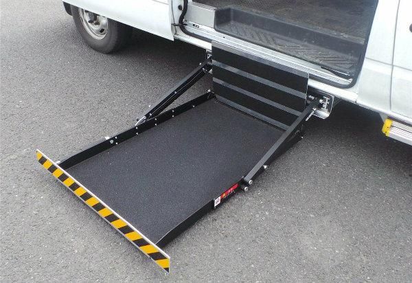 Hydraulic Wheelchair Lift for Van Side Door with Ce Certification and Loading 300kg