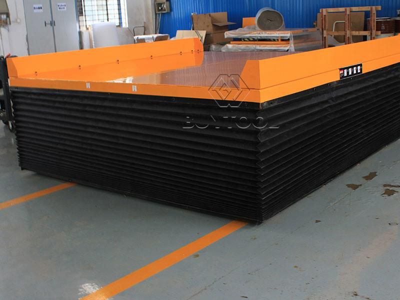 Platform with Manual Lips and Protective Blind