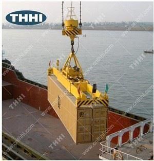 Lifting Spreader with Twist Lock on Crane